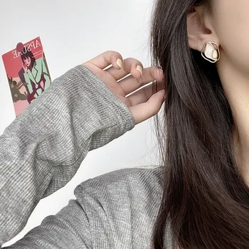 Капающее масло, Геометрические серьги-гвоздики в виде ракушки для женщин, нерегулярные Корейские модные украшения 2023 года, Эффектные подарки для вечеринок Оптом