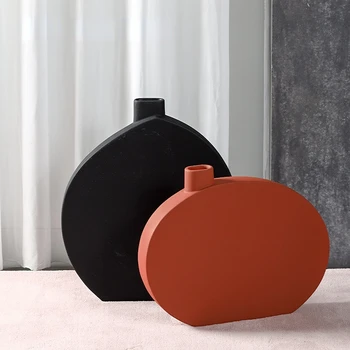 Плоская керамическая ваза в современном японском стиле, образец цветочного оформления гостиной