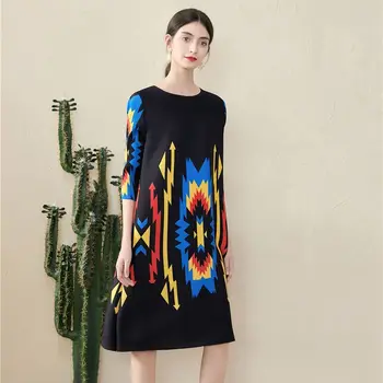 Повседневное плиссированное платье с рукавами Три четверти 2023, Весенне-летнее Европейское модное Свободное платье средней длины с круглым вырезом, Женские топы