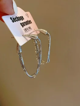 простые металлические серьги с длинными кисточками спереди и сзади.