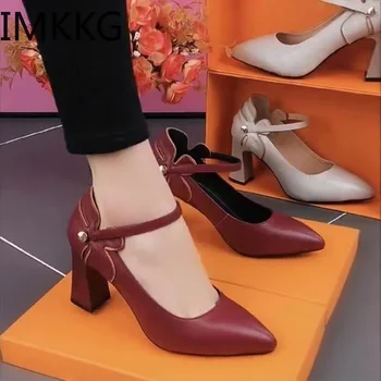 Стильные женские туфли-лодочки на массивном каблуке с острым носком и ремешком с пряжкой на щиколотке - идеально подходят для модных случаев